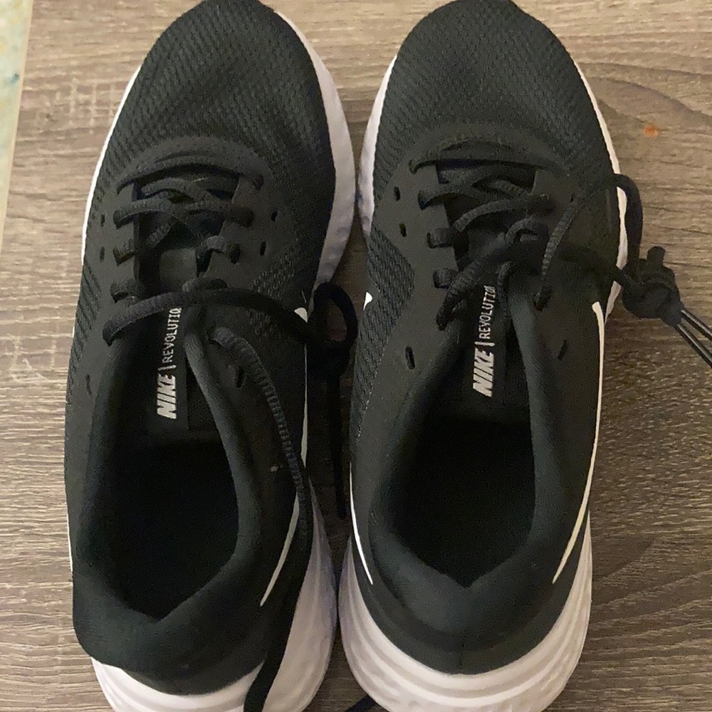 nike revolution white and black